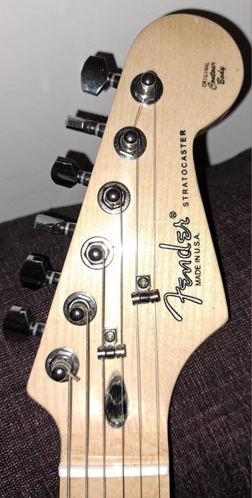 Vând chitară electrica Fender stratocaster