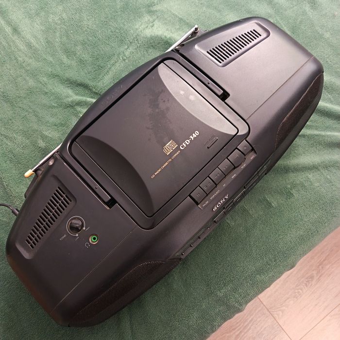 Radio casetofon cu CD SONY Model CFD - 340