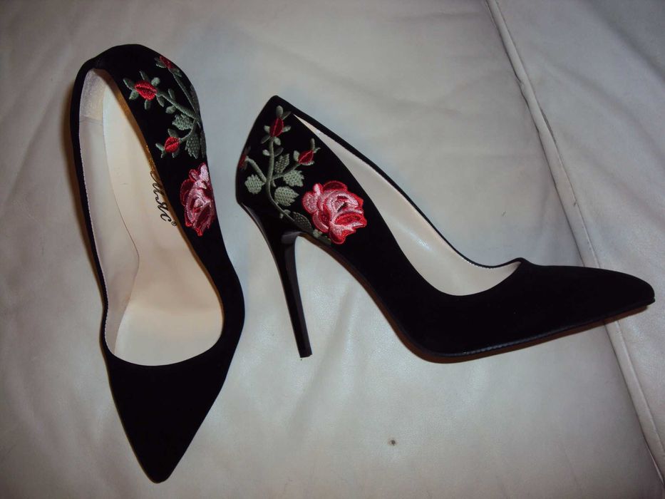 Нови дамски велурени обувки на ток