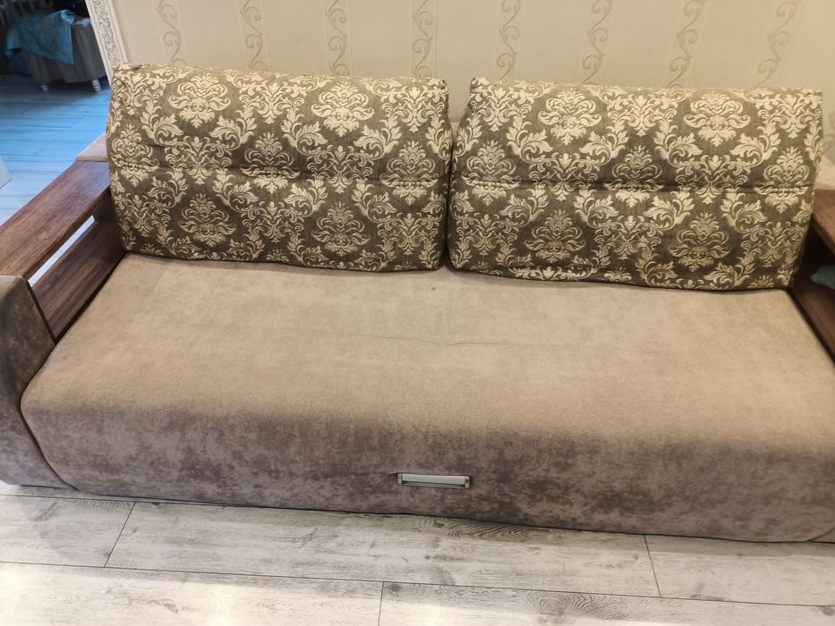 Продам диван в хорошем состояние