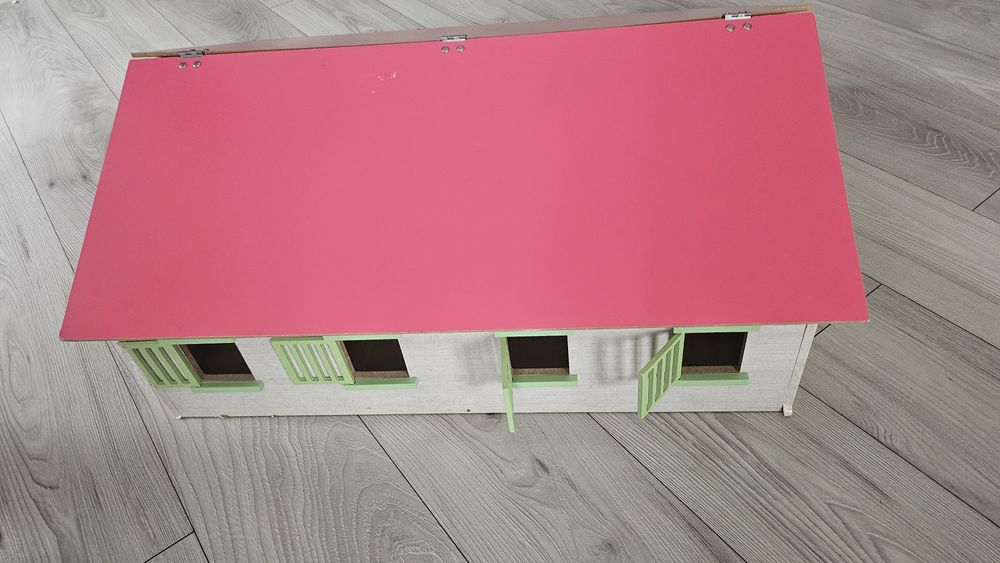 Vand ferma de lemn pentru animale