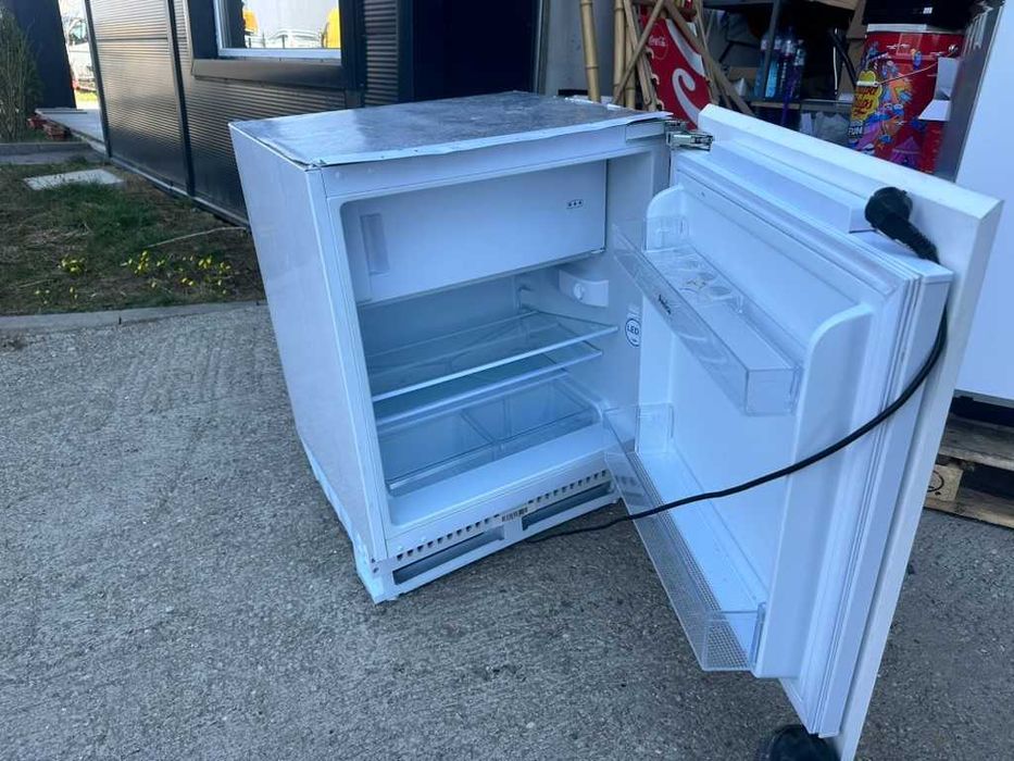 Вграден хладилник 82×60×55 – компактен, отлично състояние