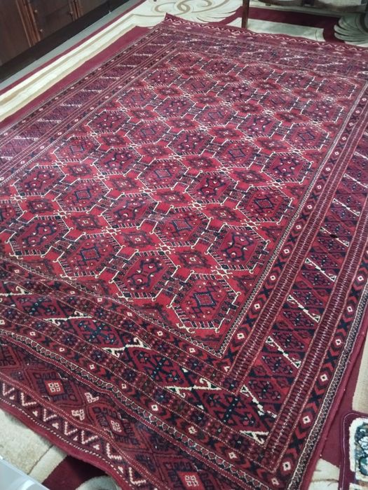 Turkman gilam sotiladi.