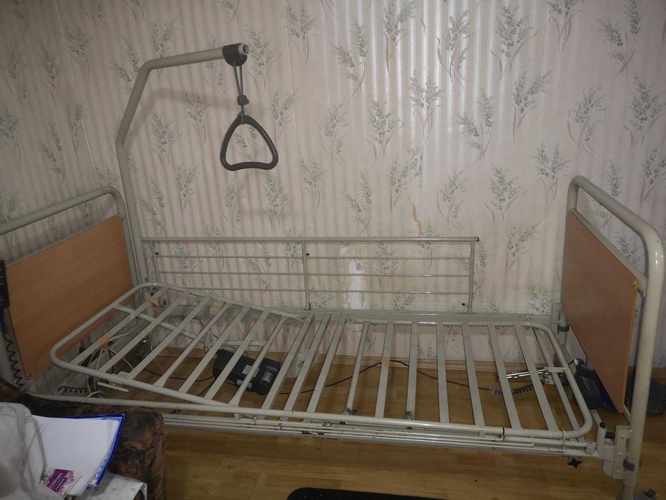 Pat medical electric + cărucior cu rotile+ cadru RON 1.700 (set)