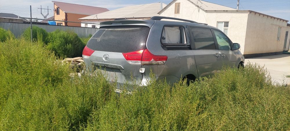 Toyota  Sienna Le 2011