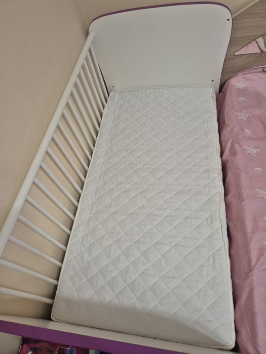 Patut bebe 120/60cm cu sistem de leganare si sertar culoare mov.