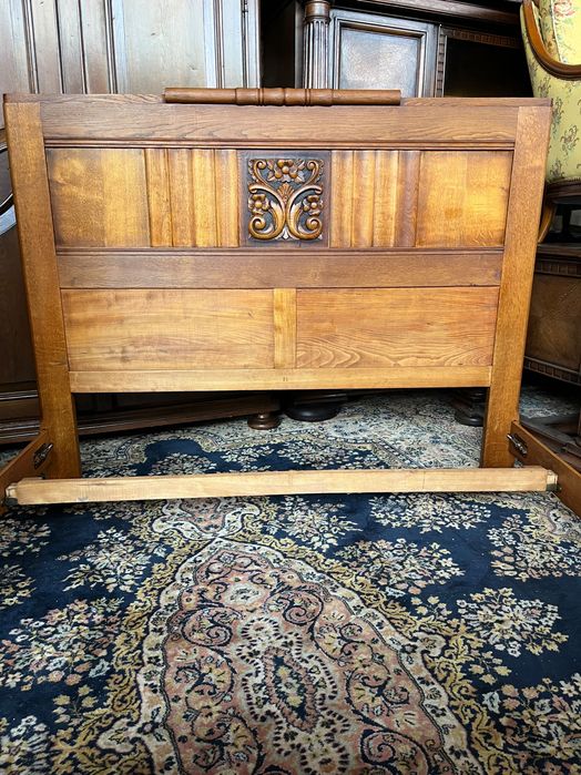 Масивно дъбово легло.