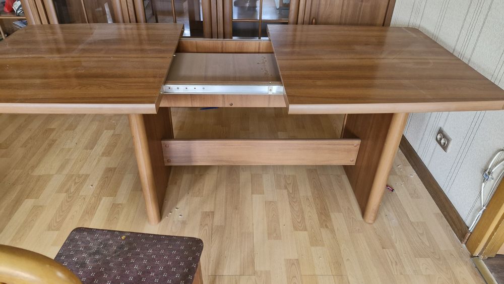 Стол и стуля нательныи дерево