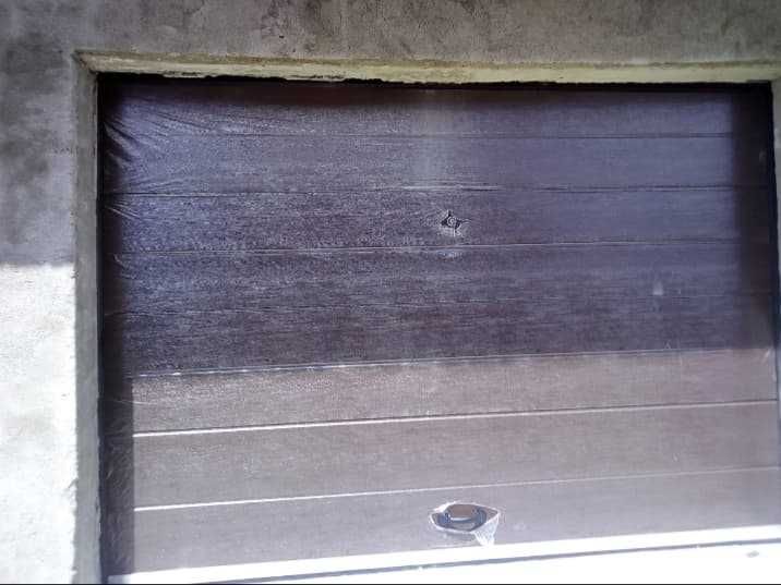 Usi de garaj  maro