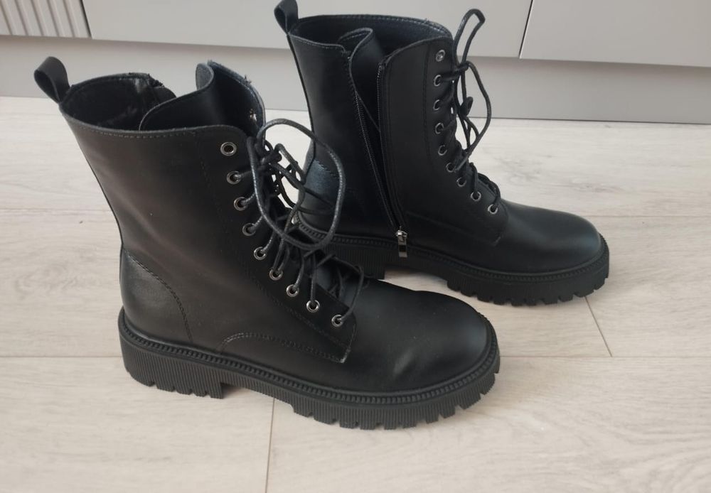 Продаются  черные ботинки