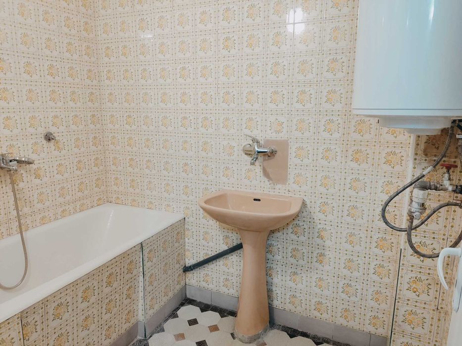 Продава  четиристаен с гараж в центъра
