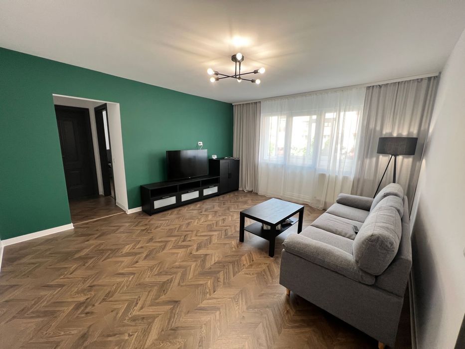Apartament modern cu 3 camere de închiriat, ultracentral, etaj 2/4