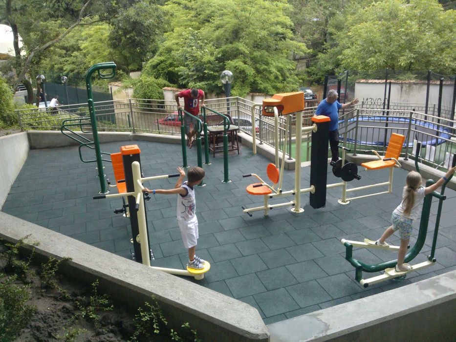 Фитнес площадки и спортни уреди на открито