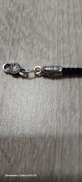 Сребърна гривна, с копринени конци