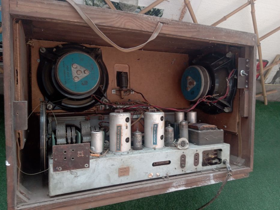 Radio vechi STASSFURT Diamant 1 si un Telefunken din anii '30