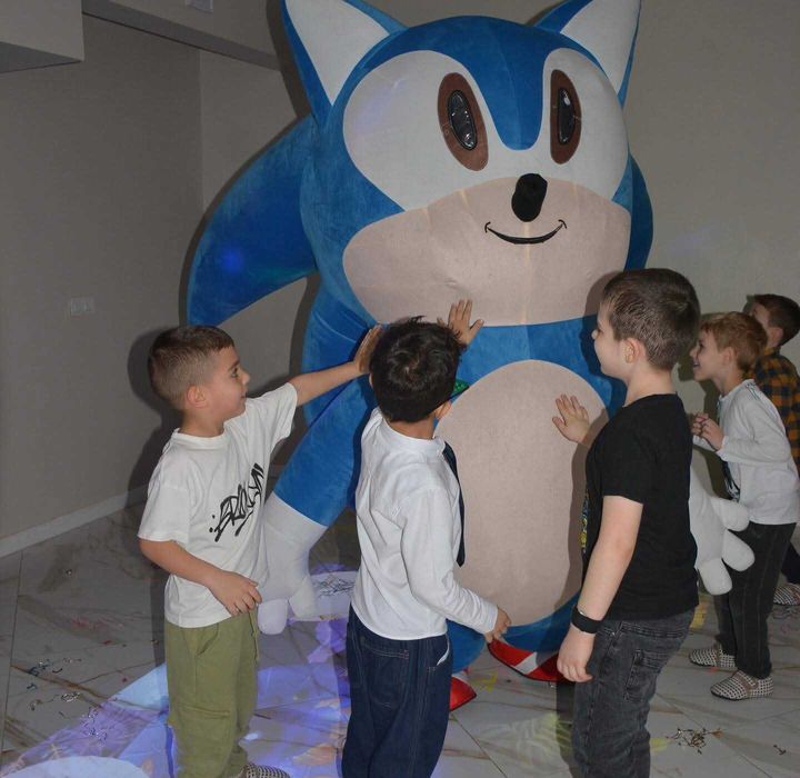 Изненада с гигантски Соник с аниматор