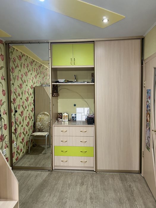 Шкаф-купе с большим зеркалом