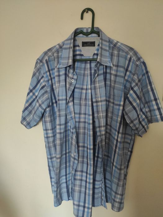 Cămăși cu mânecă lungă și scurtă, diferite mărimi, diferite modele, cu