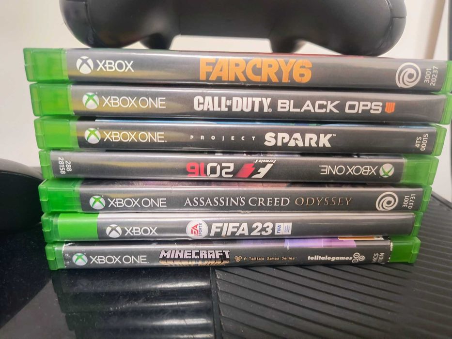 Xbox one  с два контролера и седем игри