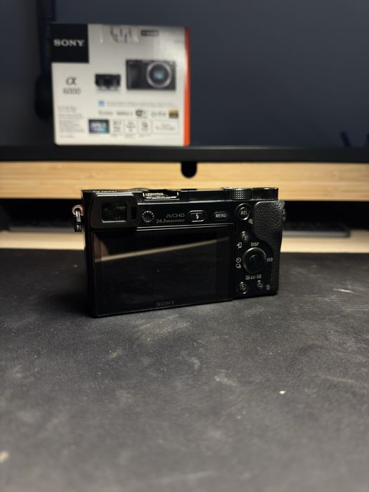 Vand Sony a6000 + obiectiv kit 16-50mm f3.5-5.6