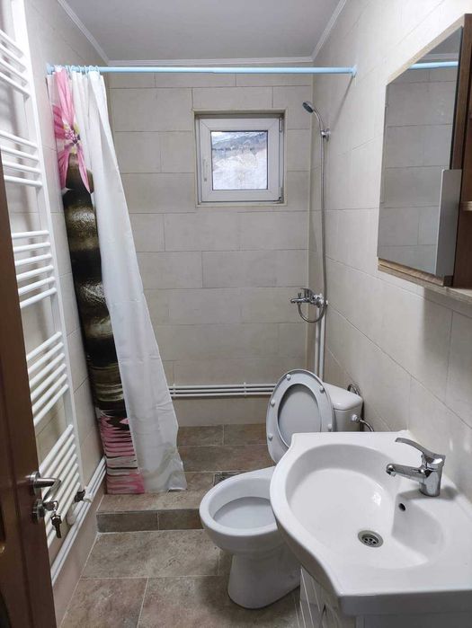 camera la curte de inchiriat