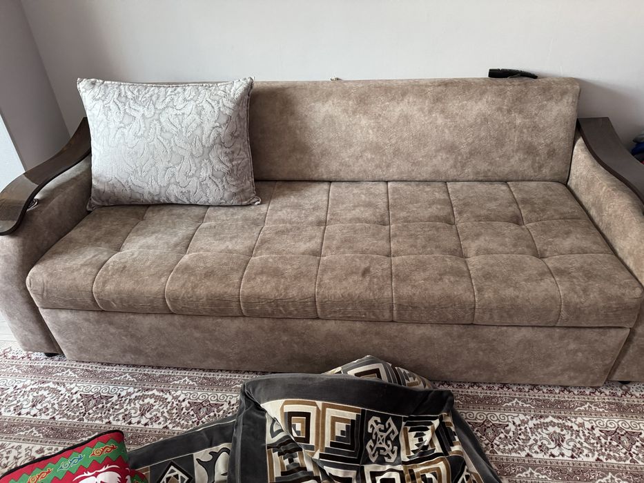 Диван 3 жастыгымен сатылады