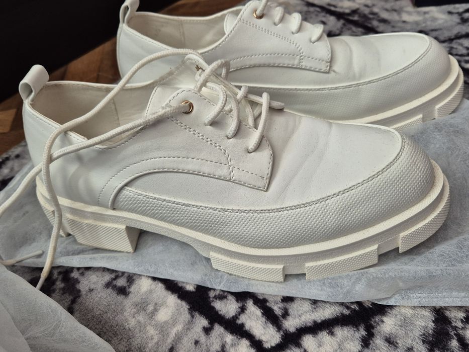 Бели кожени обувки