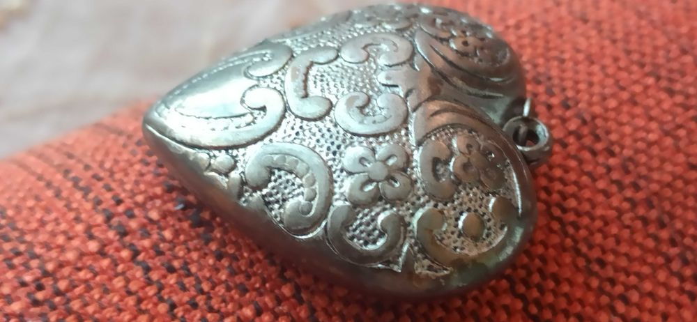 седефено колие с дължина 44 см- цена 60 лв и метално сърце- 20 лв.