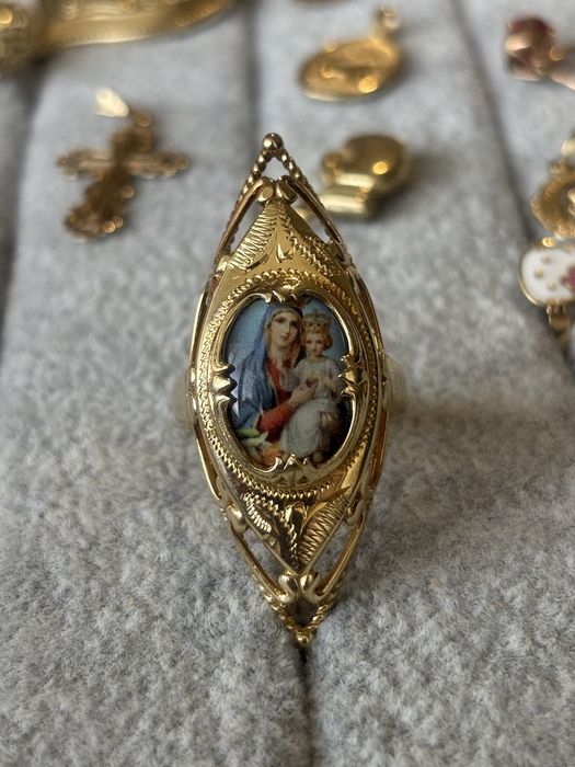 Златен пръстен 14 карата с икона св Богородица и Младенеца