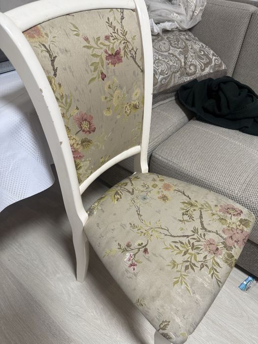 Стол со стульями