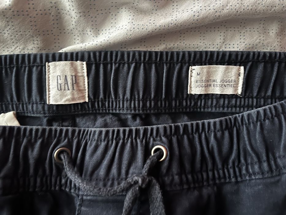 Vand pantaloni GAP pt barbati M