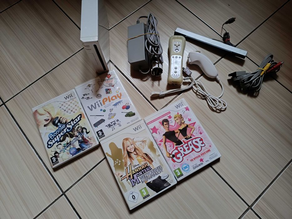 Wii full cu accesorii jocuri originale Wii Play Boogie Hannah Montana