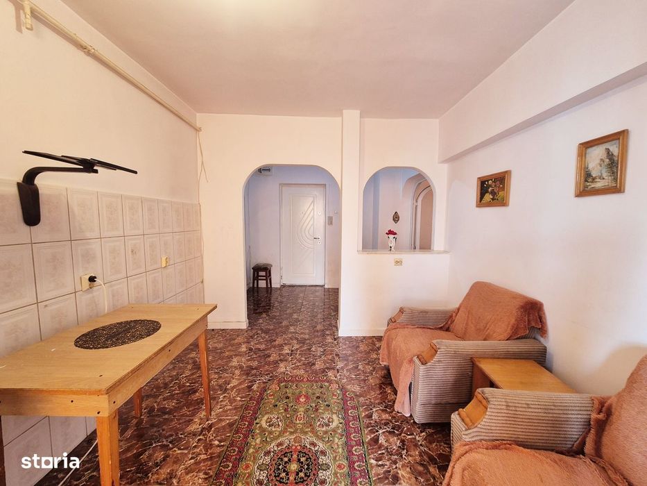 Apartament cu 3 camere, etaj 1, decomandat, zona 1 Mai