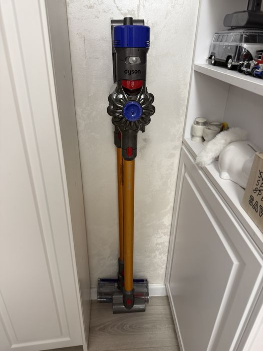 Aspirator original Dyson V8 Absolute - cu baterie noua de 12000 - perfect functional