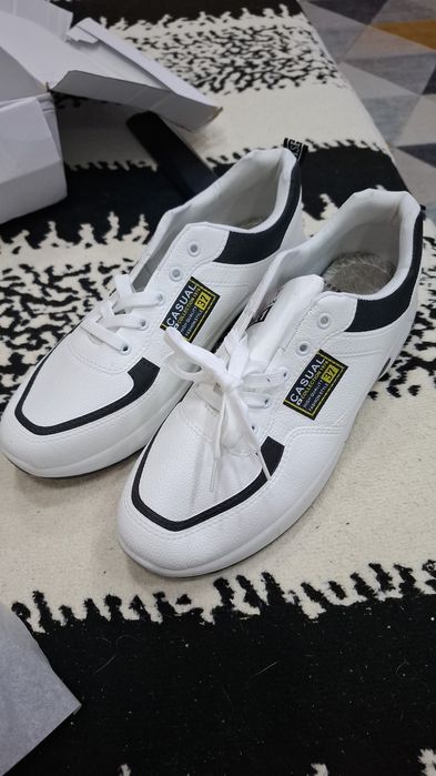 Продам мужские кроссовки