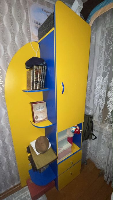 шкафы и стол даром