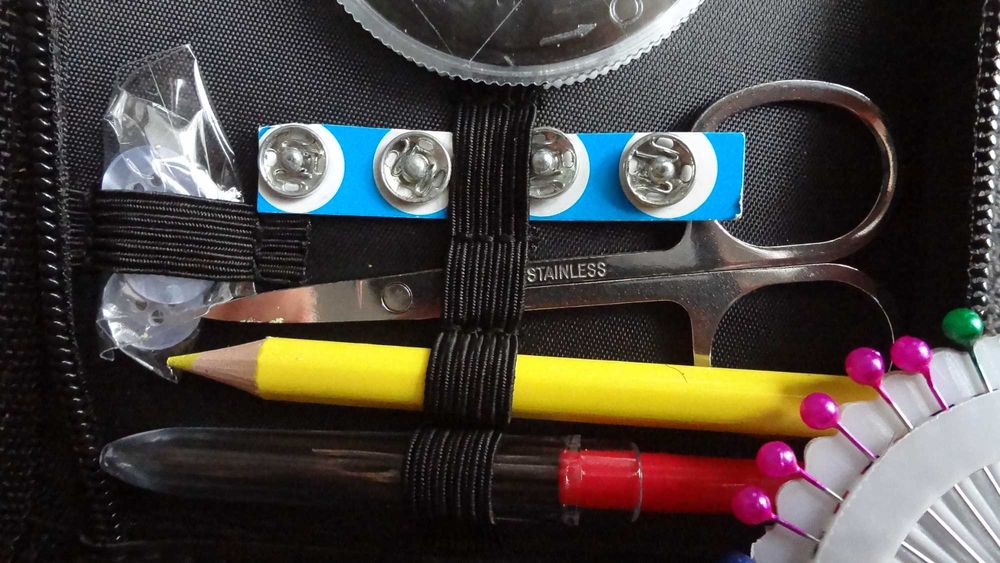 Несесер с комплект за шиене