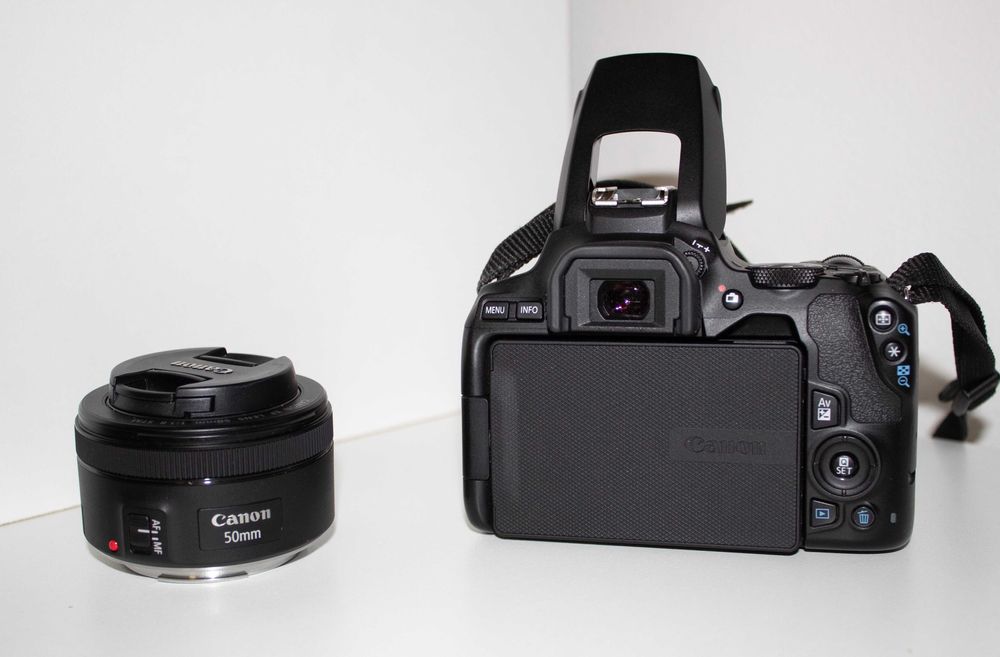 Canon EOS 250D с 2 обектива Canon EF-S 18-55mm+ EF 50mm f/1.8 STM