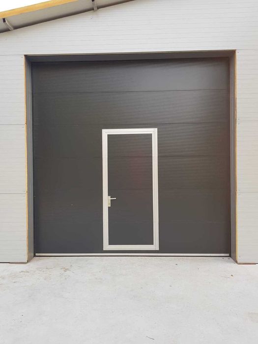 Usa de garaj industriala cu usa incadrata