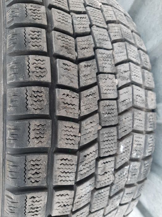 Продаю 2 шины зимние, производство Япония Размер на 16