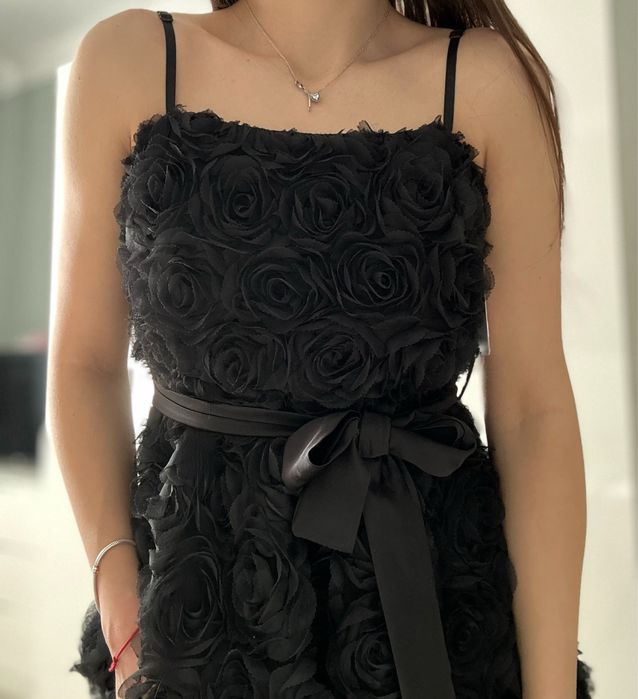 Черна рокля с 3D рози