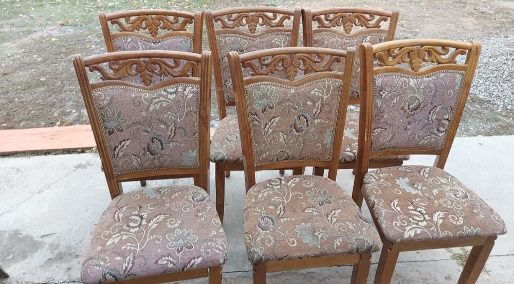 Детская кроватка и стулья