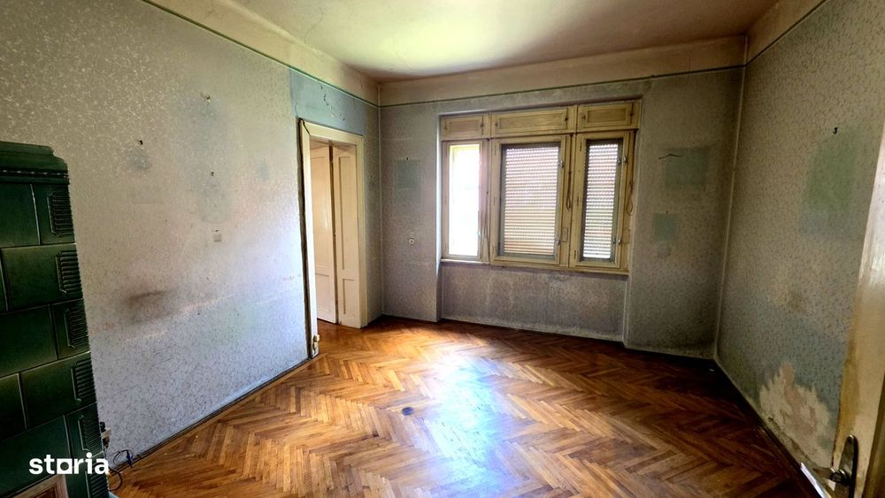 Apartament cu 4 camere , garaj si teren de 420 mp de vanzare zona Sub