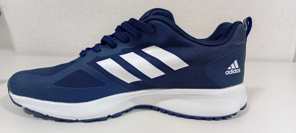 Adidas krasovka  sotiladi
