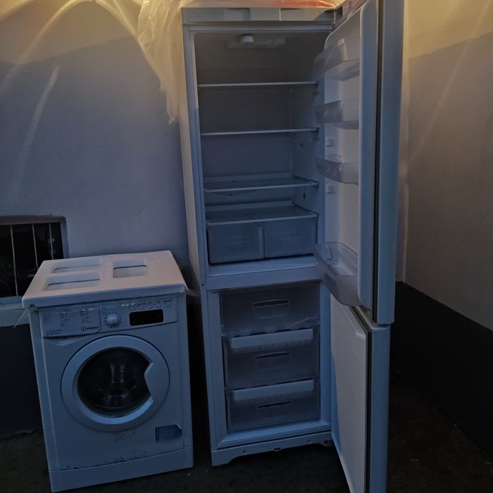 Mașina frigider indesit in stare foarte buna