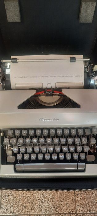 Mașină de scris Olympia impecabilă