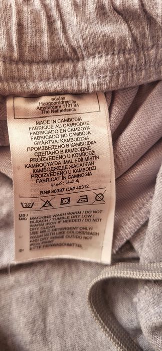 O pereche de pantaloni adidas