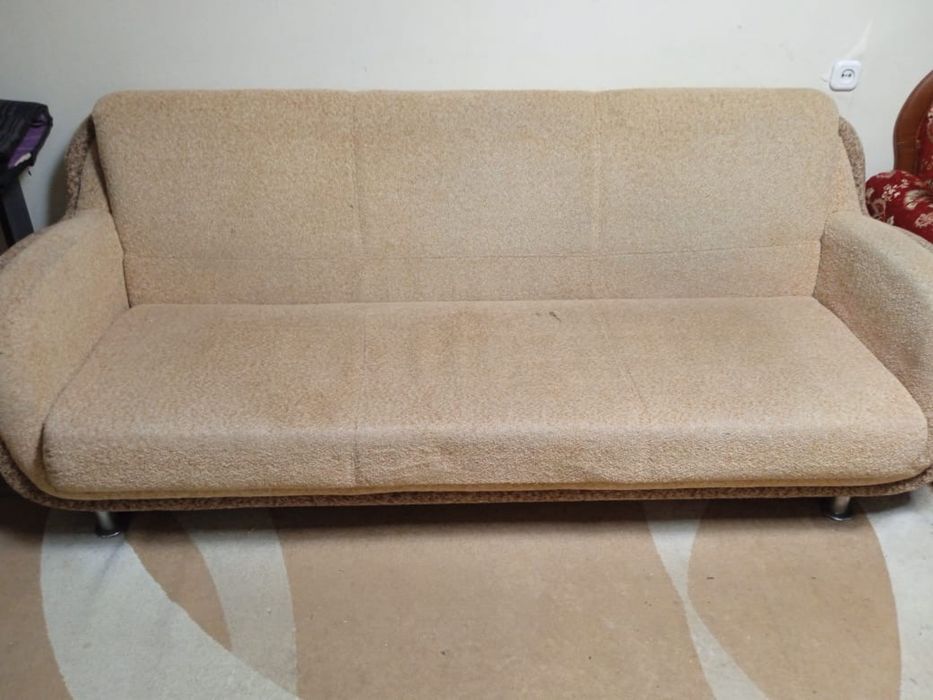 Продам стеклянный стол и диван.