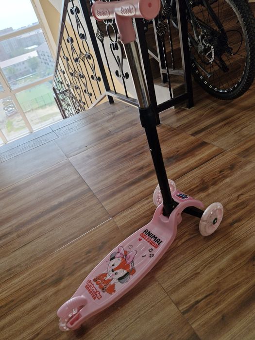 Детский трёхколёсный самокат Scooter — розовый