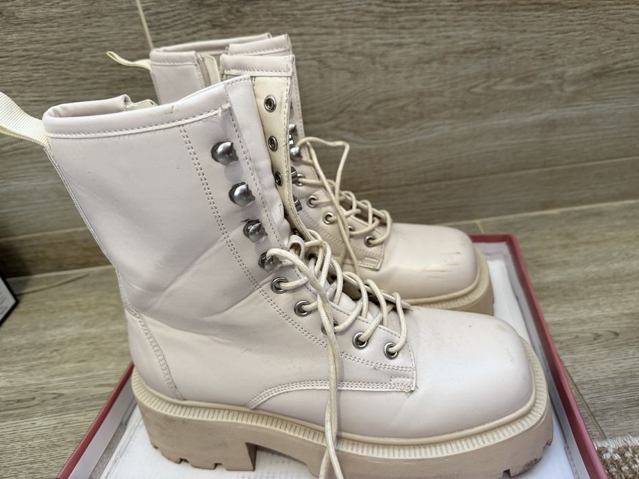 Бежави боти Pretty little things